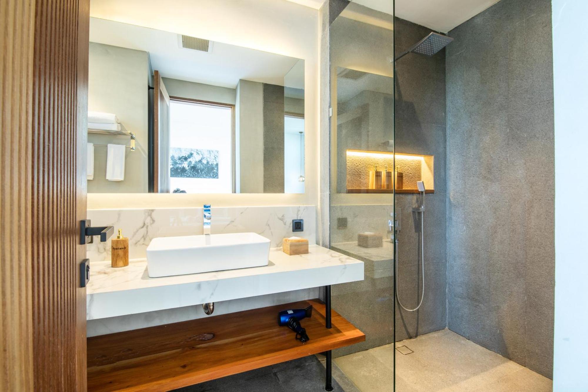 Villa Coastal Gem 5br New Villa, 200m To Canggu